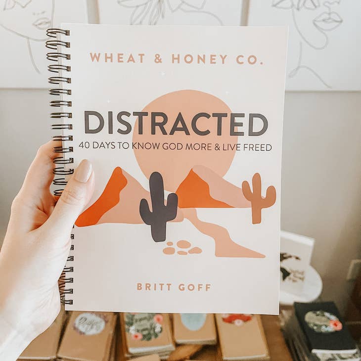 Distracted: 40 Days to know God more and live freed